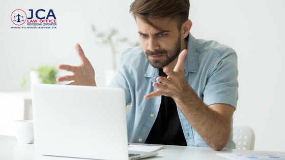 man-got-mad-in-front-of-his-laptop-560px